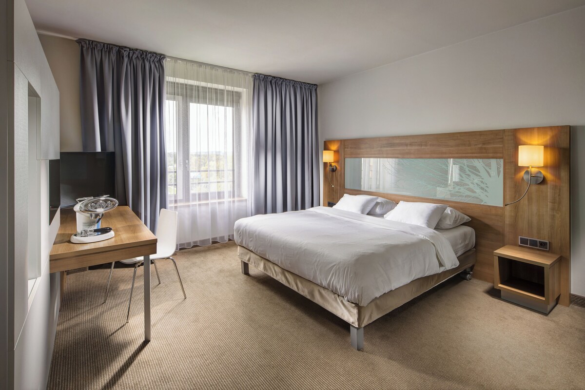 Hypo-allergenic bedding, in-room safe, desk, blackout curtains