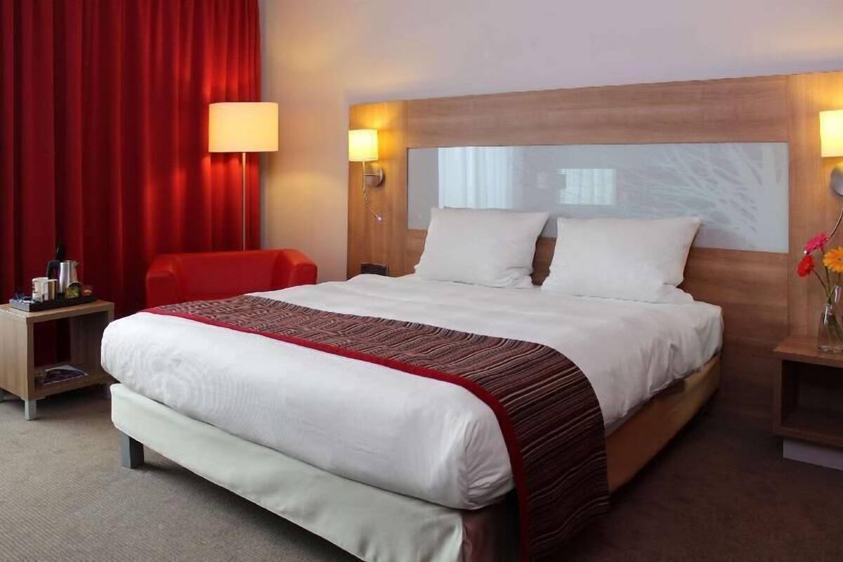 Hypo-allergenic bedding, in-room safe, desk, blackout curtains