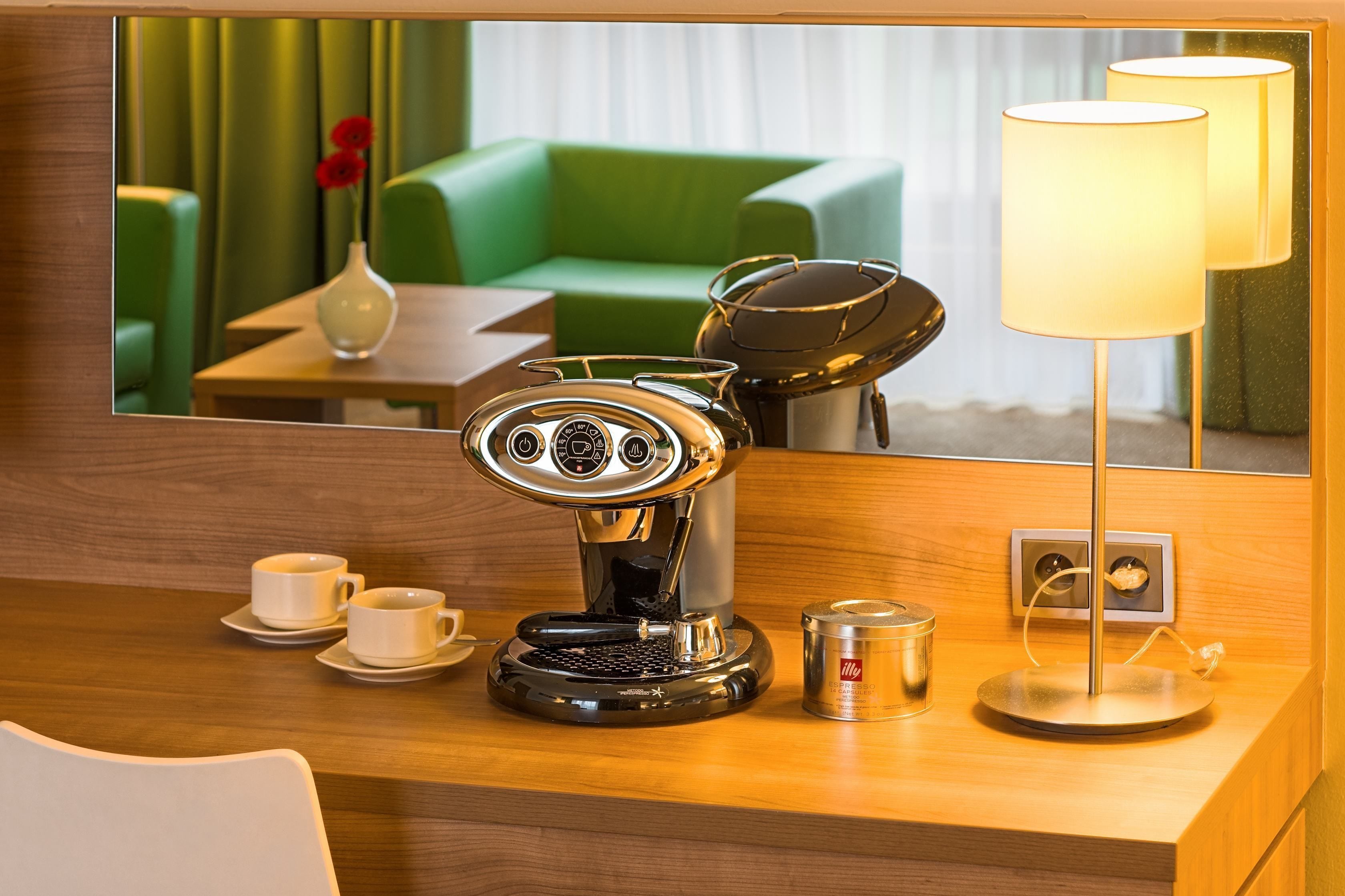 suite, 1 king bed, non smoking | hypo-allergenic bedding, in-room safe, desk, blackout curtains