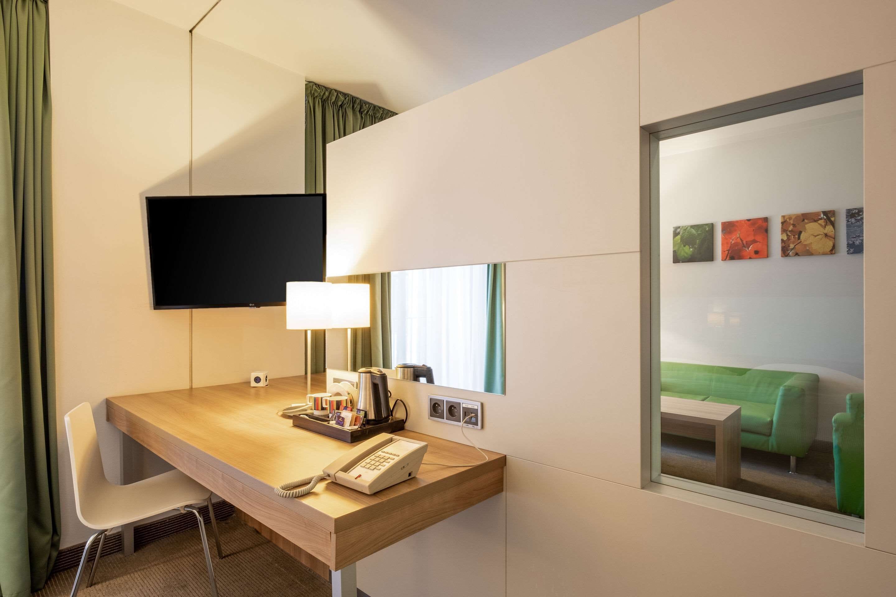 suite, 1 king bed, non smoking | hypo-allergenic bedding, in-room safe, desk, blackout curtains