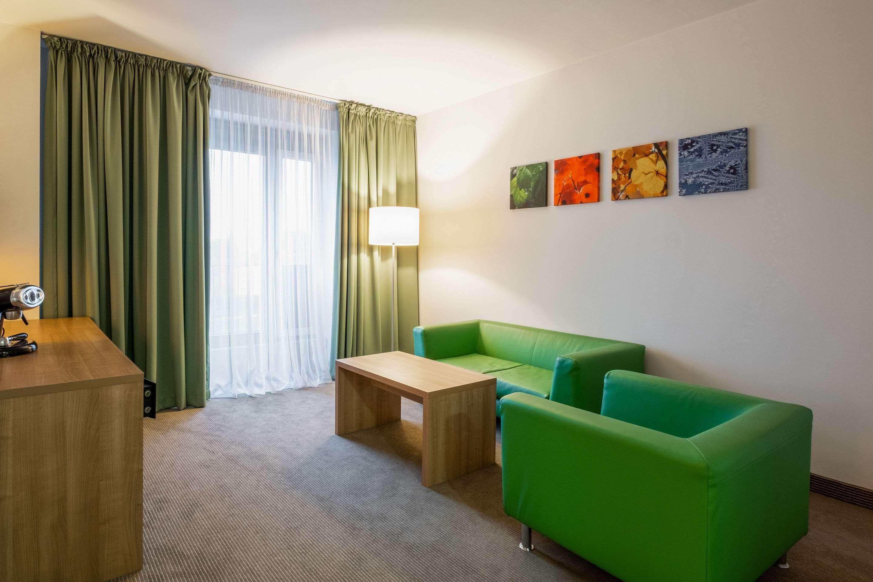 suite, 1 king bed, non smoking | hypo-allergenic bedding, in-room safe, desk, blackout curtains