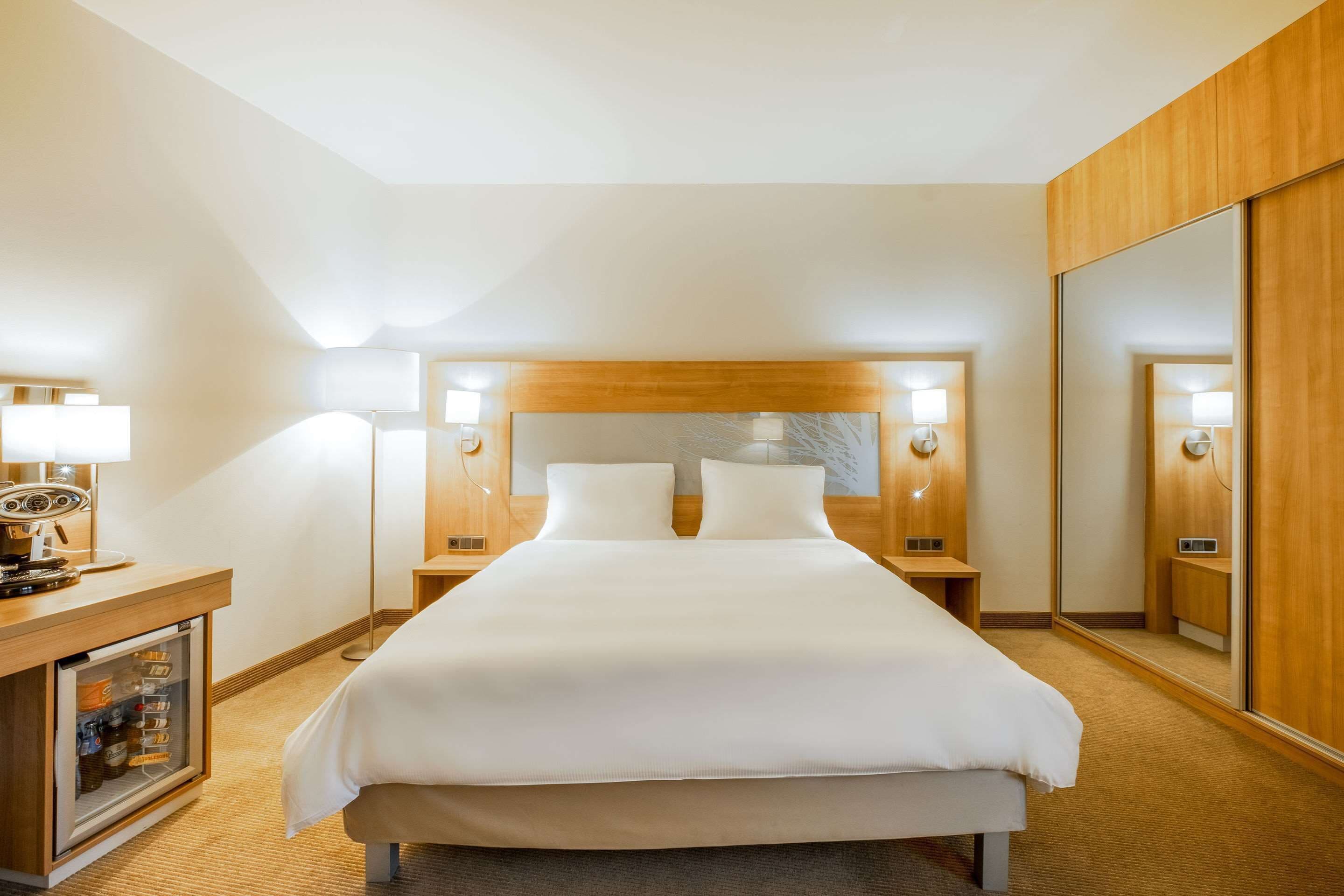 room, 1 king bed, non smoking (efficiency upgrade) | hypo-allergenic bedding, in-room safe, desk, blackout curtains