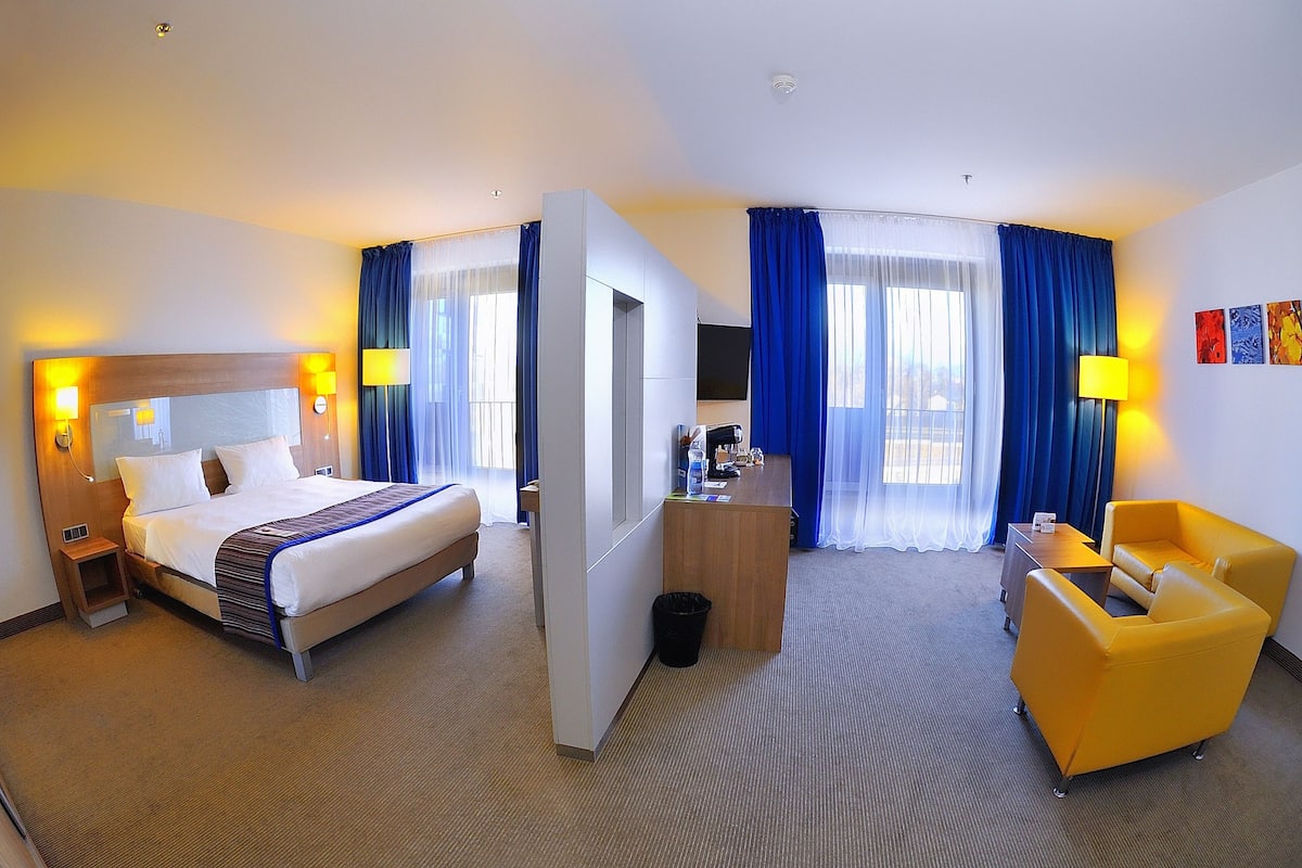 hypo-allergenic bedding, in-room safe, desk, blackout curtains