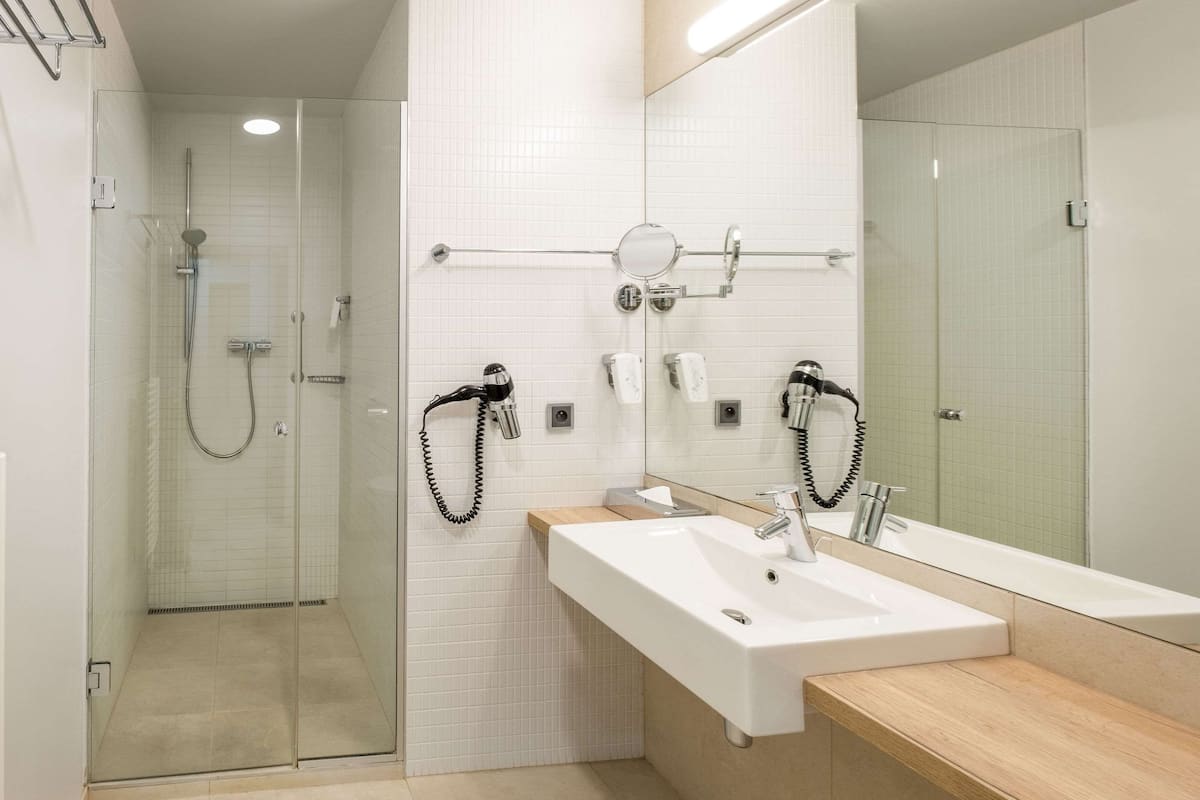 room, 2 single beds, non smoking (efficiency) | hypo-allergenic bedding, in-room safe, desk, blackout curtains