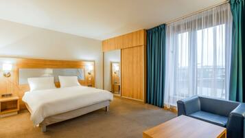 Habitación, 1 cama de matrimonio grande, no fumadores (Efficiency Upgrade) | Ropa de cama hipoalergénica, caja fuerte, escritorio y cortinas opacas