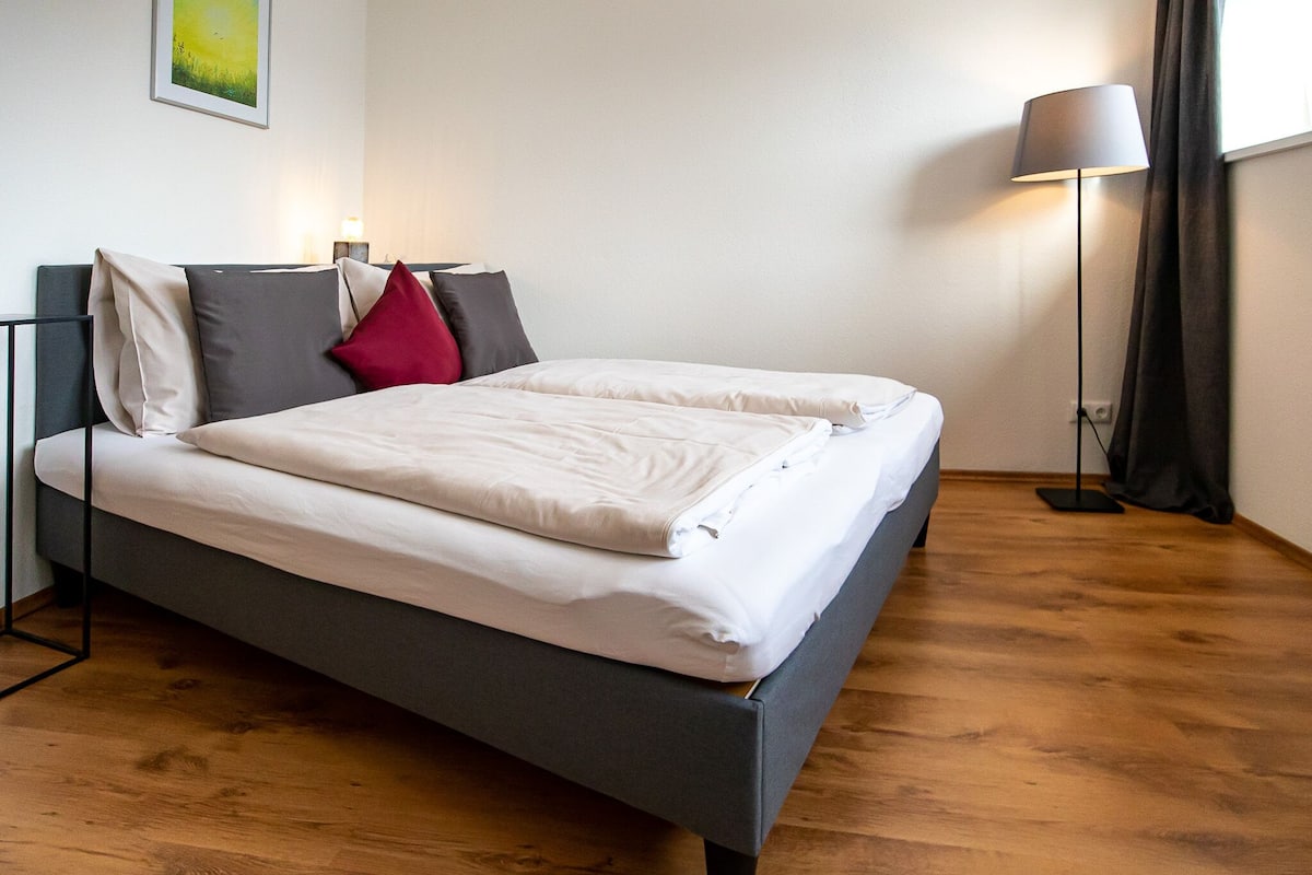 Ropa de cama de alta calidad y caja de seguridad en la habitación