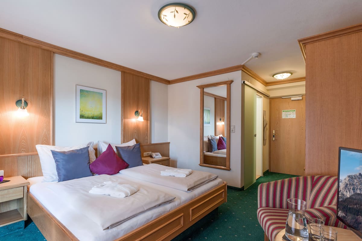 Habitación individual Deluxe, 1 cama King size y sofá cama, balcón, vista a la montaña | Ropa de cama de alta calidad y caja de seguridad en la habitación