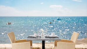 Een gedekte tafel voor twee met uitzicht op zee.