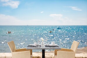 2 restaurants, serveren ontbijt