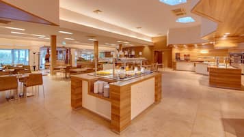 2 restaurants, breakfast served