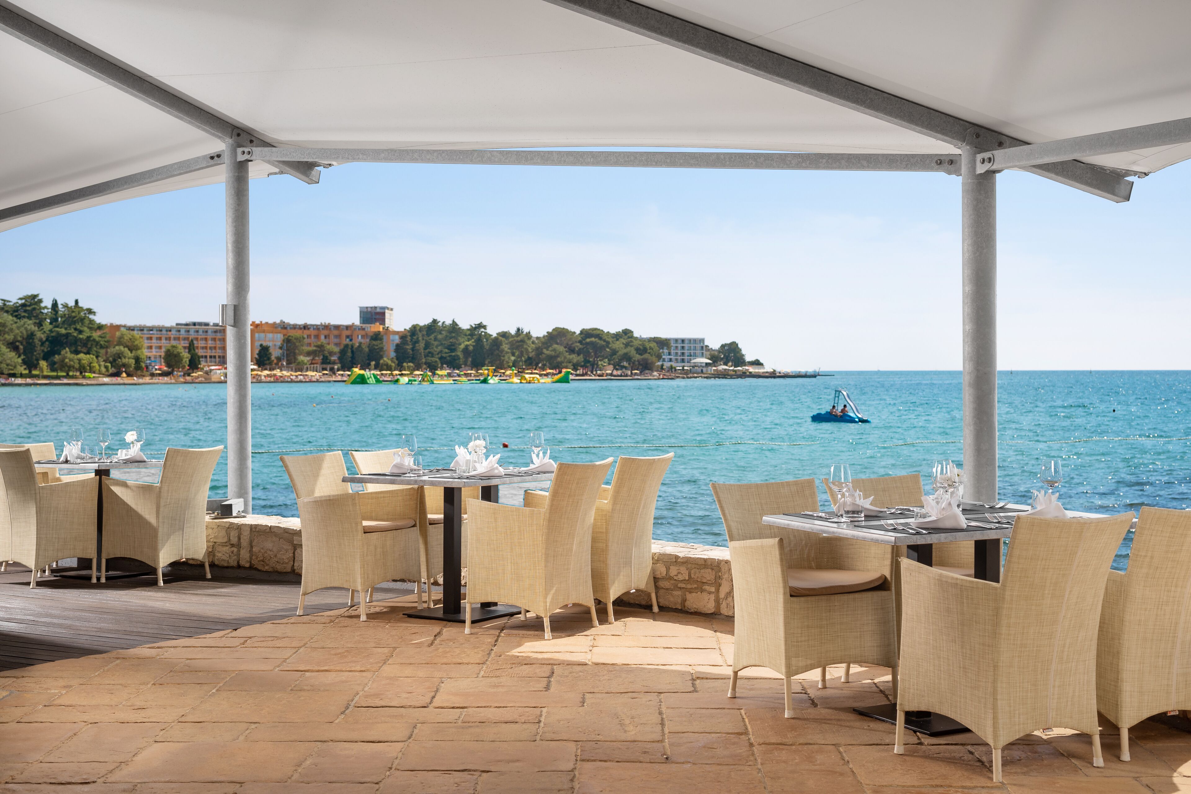 2 restaurants, breakfast served