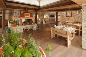 2 restaurants, serveren ontbijt