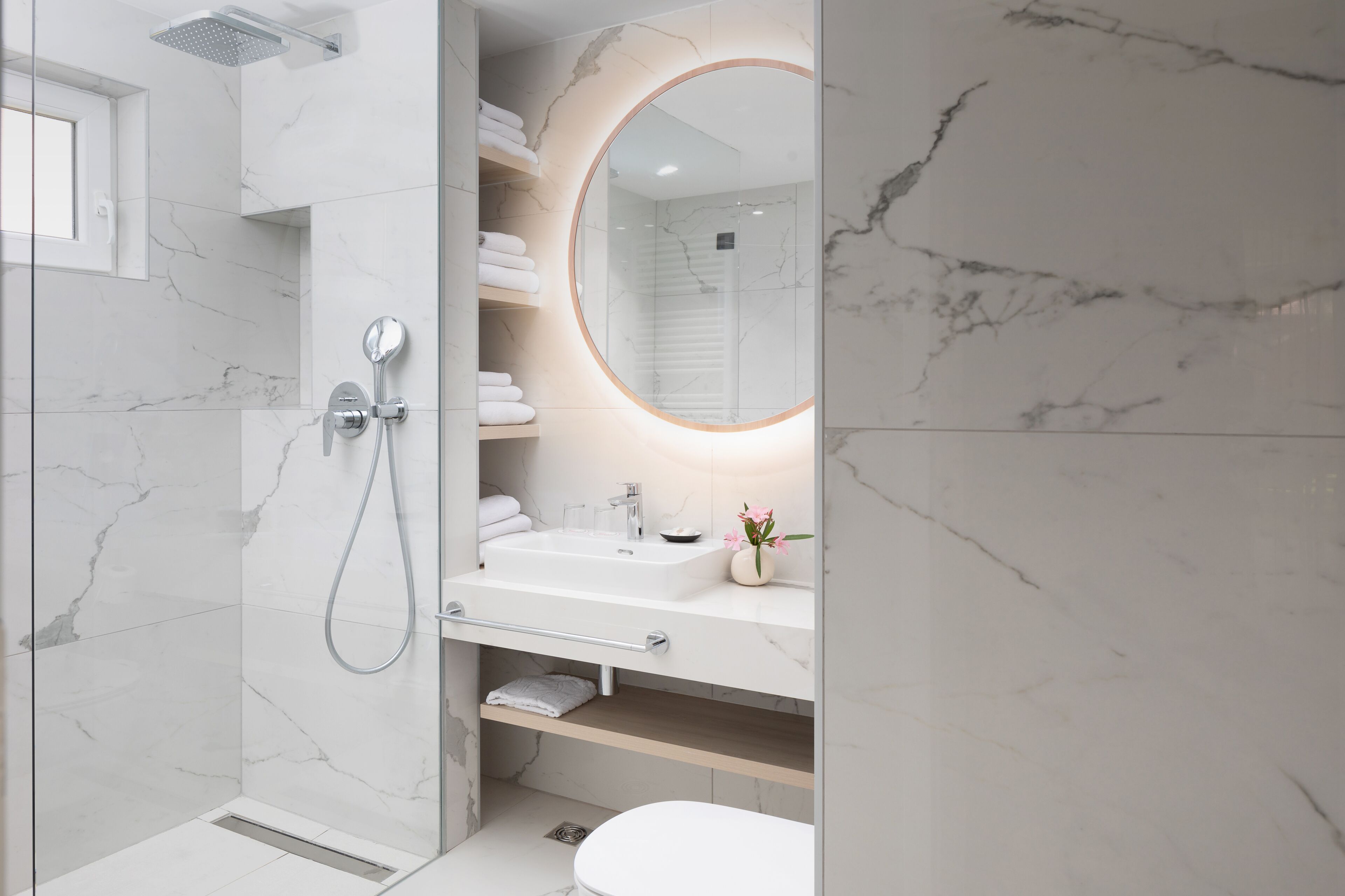 combined shower/bathtub, free toiletries, hair dryer, towels