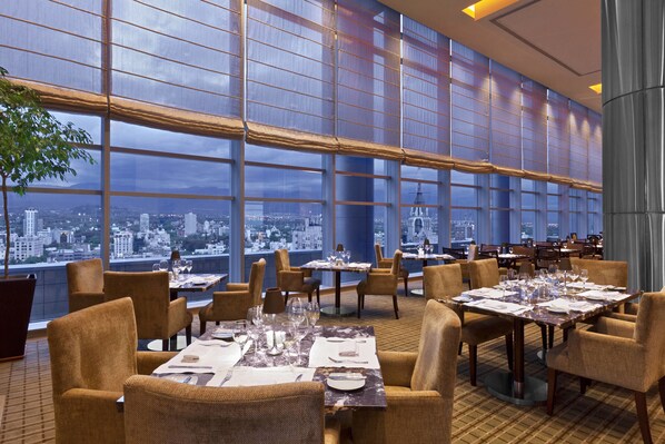 3 restaurants, breakfast, lunch, dinner served; international cuisine