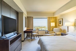 Club Suite, 1 King Bed (Gobernador) | Premium bedding, down comforters, pillowtop beds, minibar - Sheraton Mendoza Hotel (Mendoza)