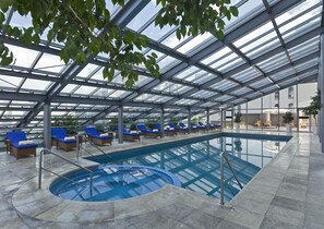 Innenpool, geöffnet von 11:00 Uhr bis 20:00 Uhr, Sonnenschirme