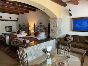Estudi en suite Premier, 2 llits de matrimoni | Zona de menjador de l'habitació