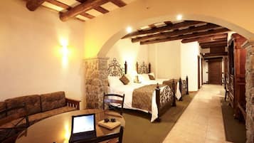 Suite – grand, 2 soverom | Sengetøy av topp kvalitet, dundyner, memory foam-senger og skrivebord