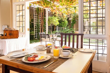 Daily full breakfast (ZAR 198 per person)