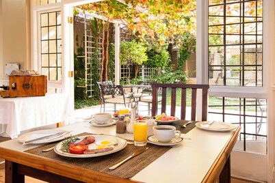 Queen’s Hotel by BON Hotels