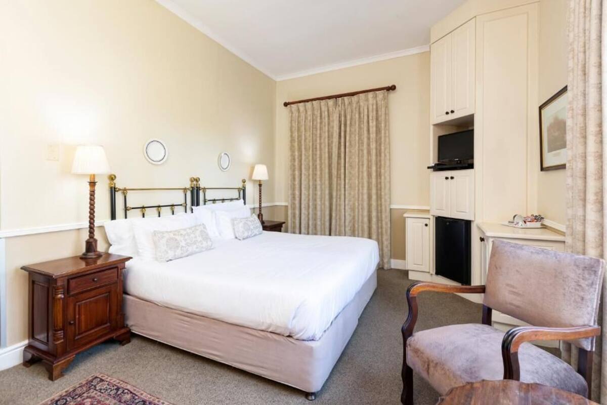 Premium bedding, in-room safe, desk, laptop workspace