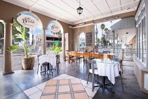 Coffee shop - Queen’s Hotel by BON Hotels (Oudtshoorn)