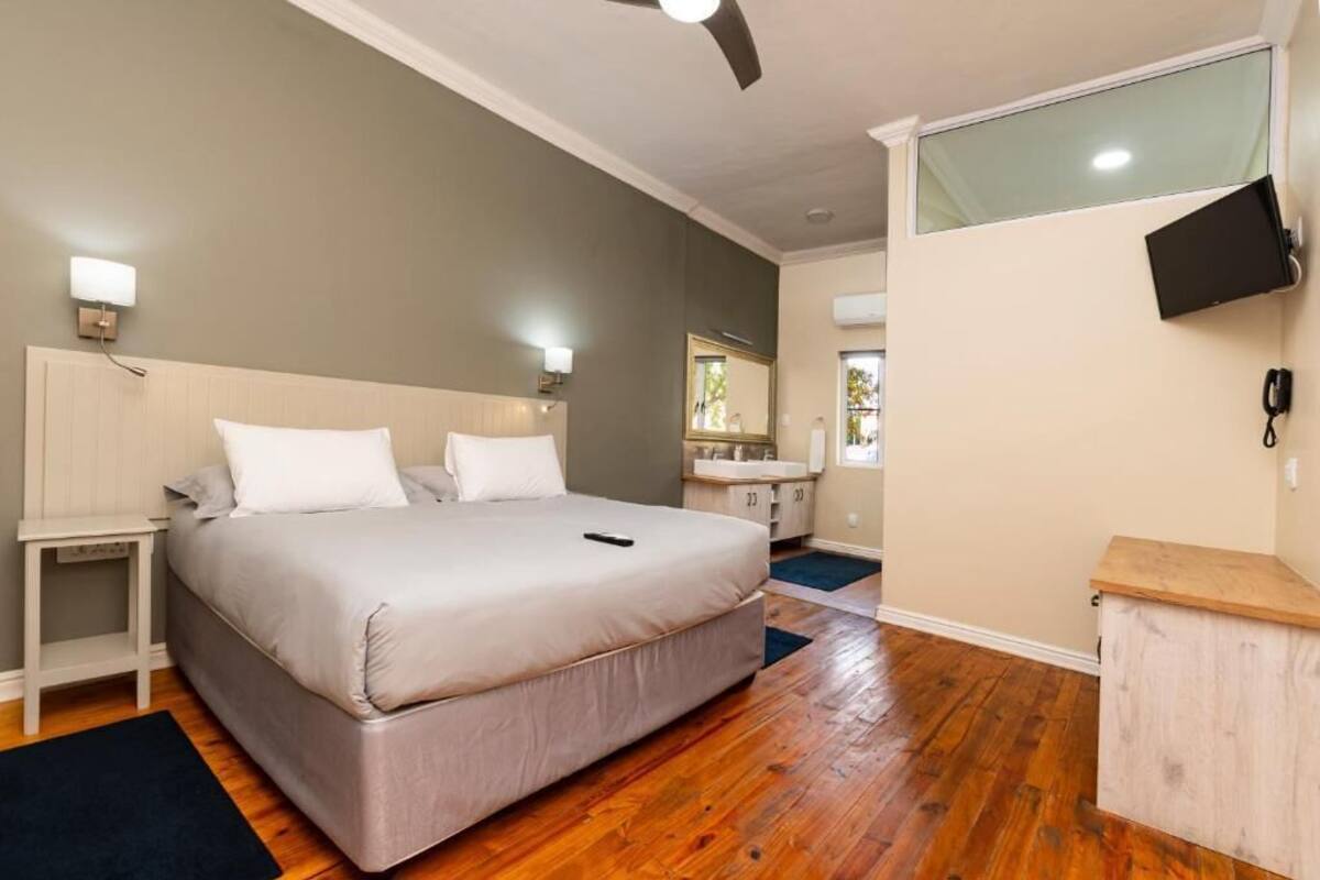 Premium bedding, in-room safe, desk, laptop workspace