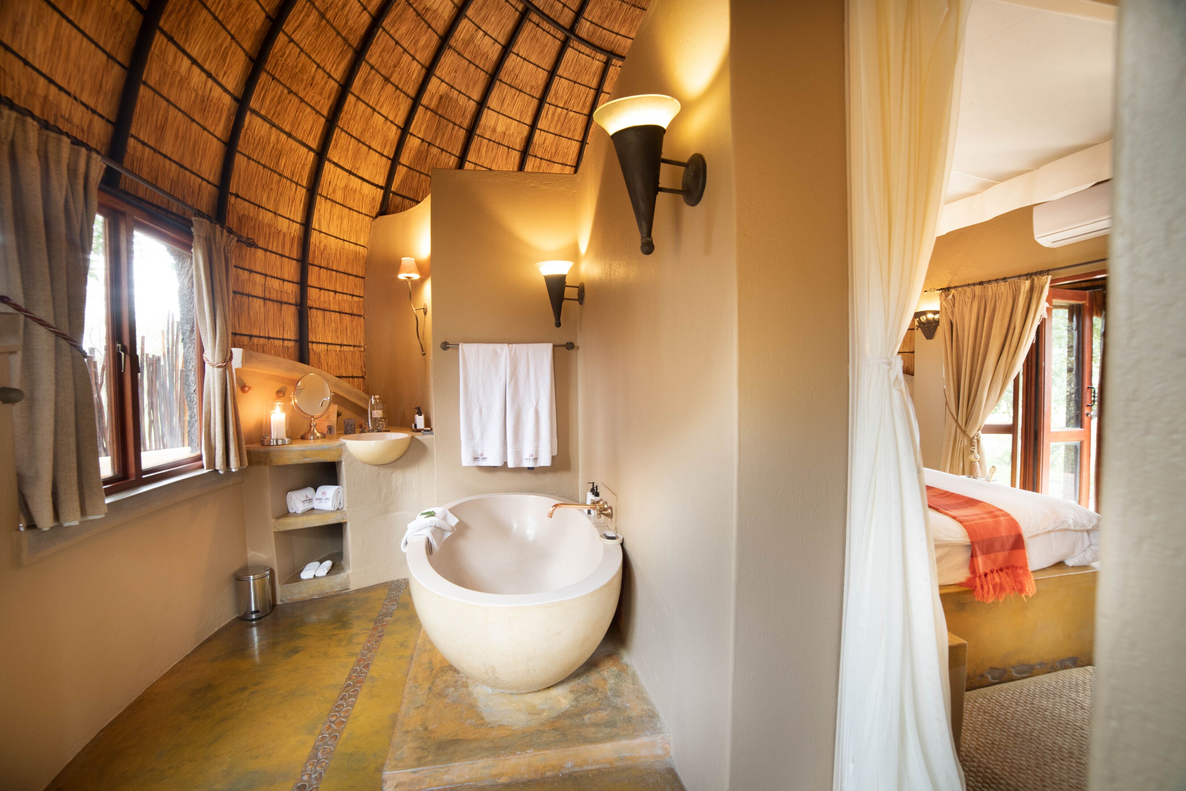 Une salle de bain avec une grande baignoire, un lavabo et un porte-serviettes.