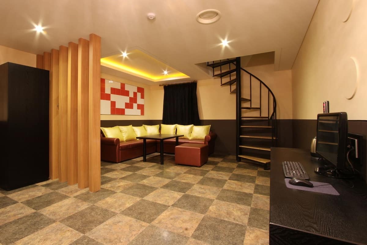 Camera (Family Party Room) | Una cassaforte in camera, tende oscuranti, insonorizzazione