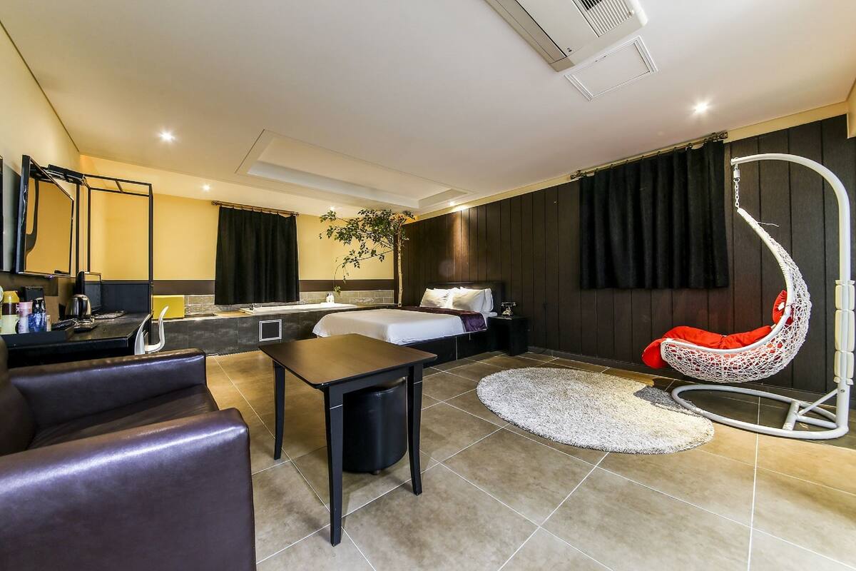 Suite, 1 Double Bed | In-room safe, blackout drapes, soundproofing
