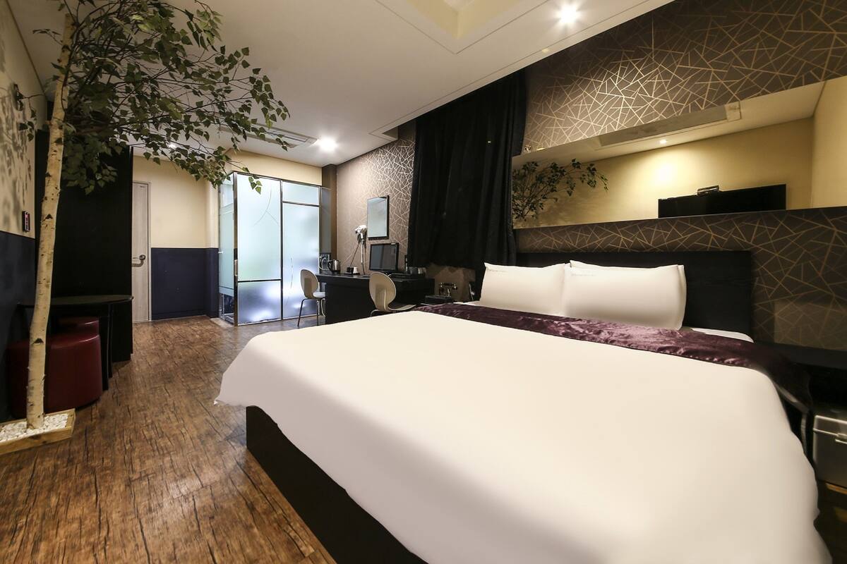 In-room safe, blackout drapes, soundproofing