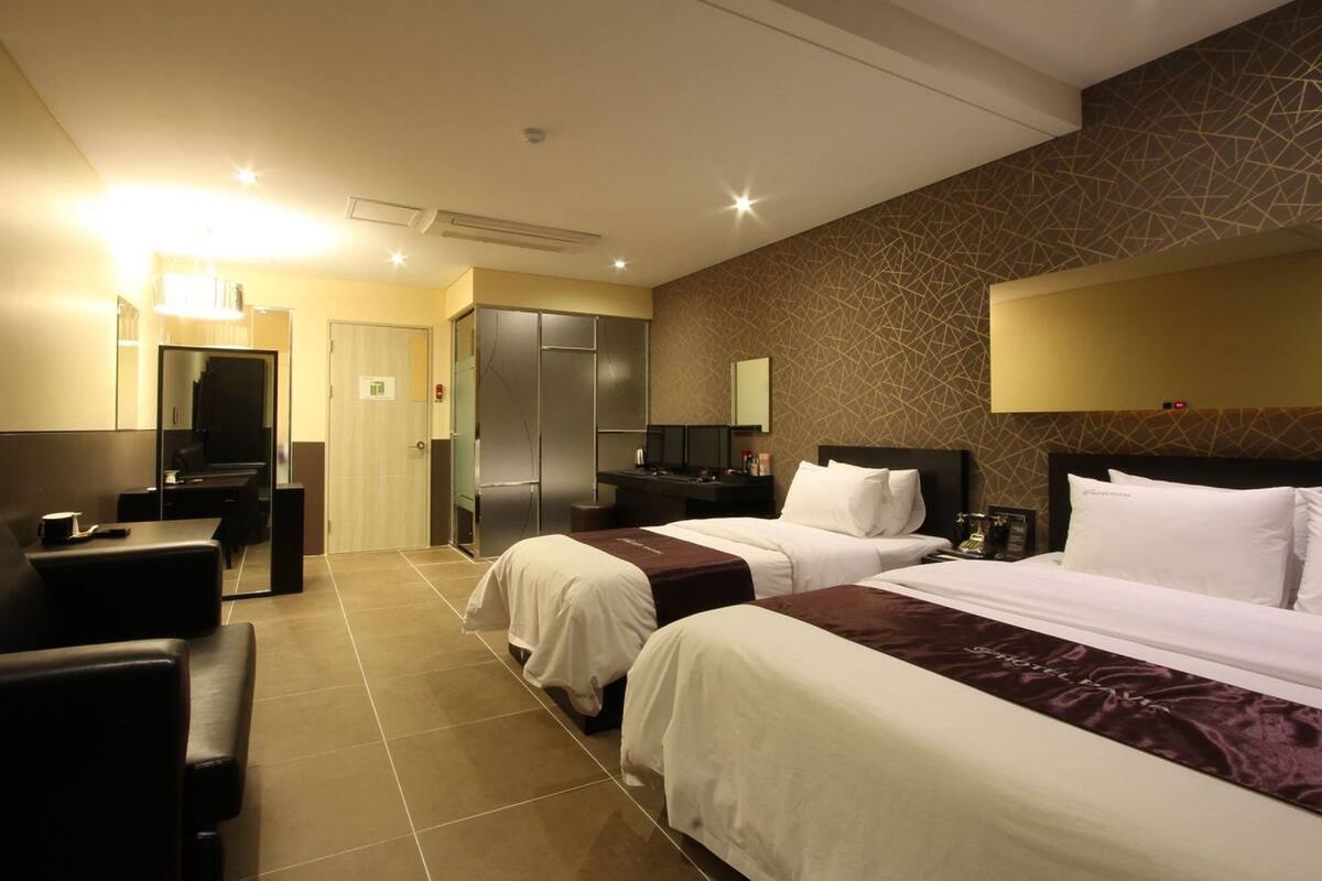 Deluxe Twin Room | In-room safe, blackout drapes, soundproofing