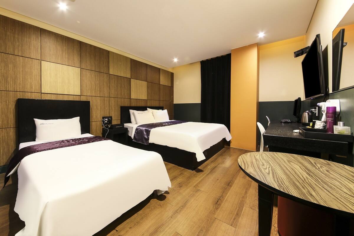 Standard Twin Room | In-room safe, blackout drapes, soundproofing