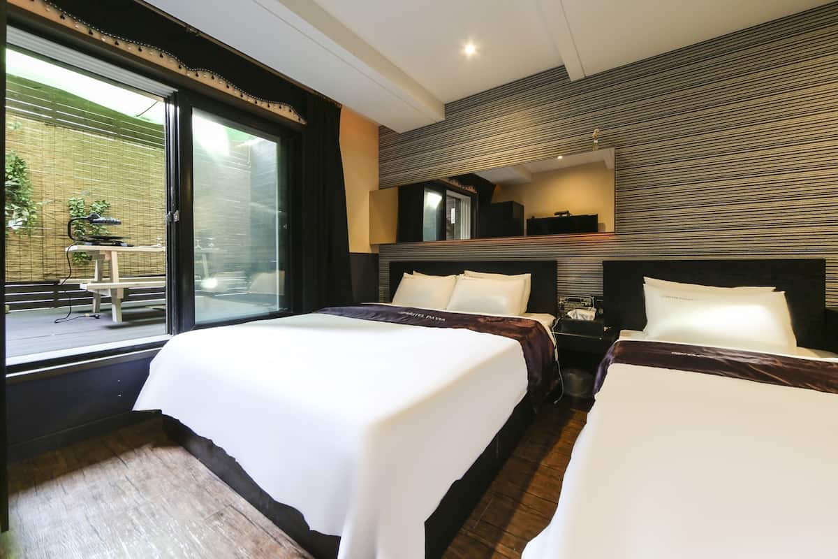 Suite, terrazzo | Una cassaforte in camera, tende oscuranti, insonorizzazione
