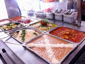 Café da manhã com buffet todos os dias mediante uma taxa