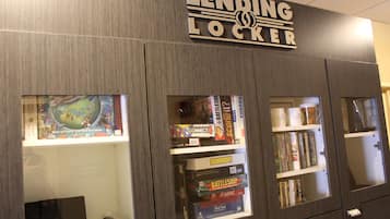 Een uitleenlokaal met boeken en spellen.