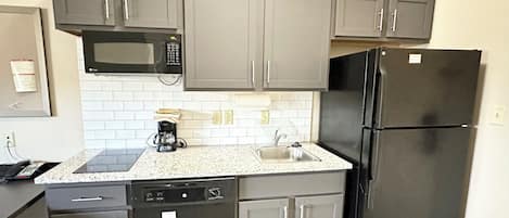 Suite monolocale, 1 letto king, vasca accessibile in sedia a rotelle (Communications, Mobility) | Cucina privata | Frigorifero con congelatore, microonde, piano cottura, lavastoviglie
