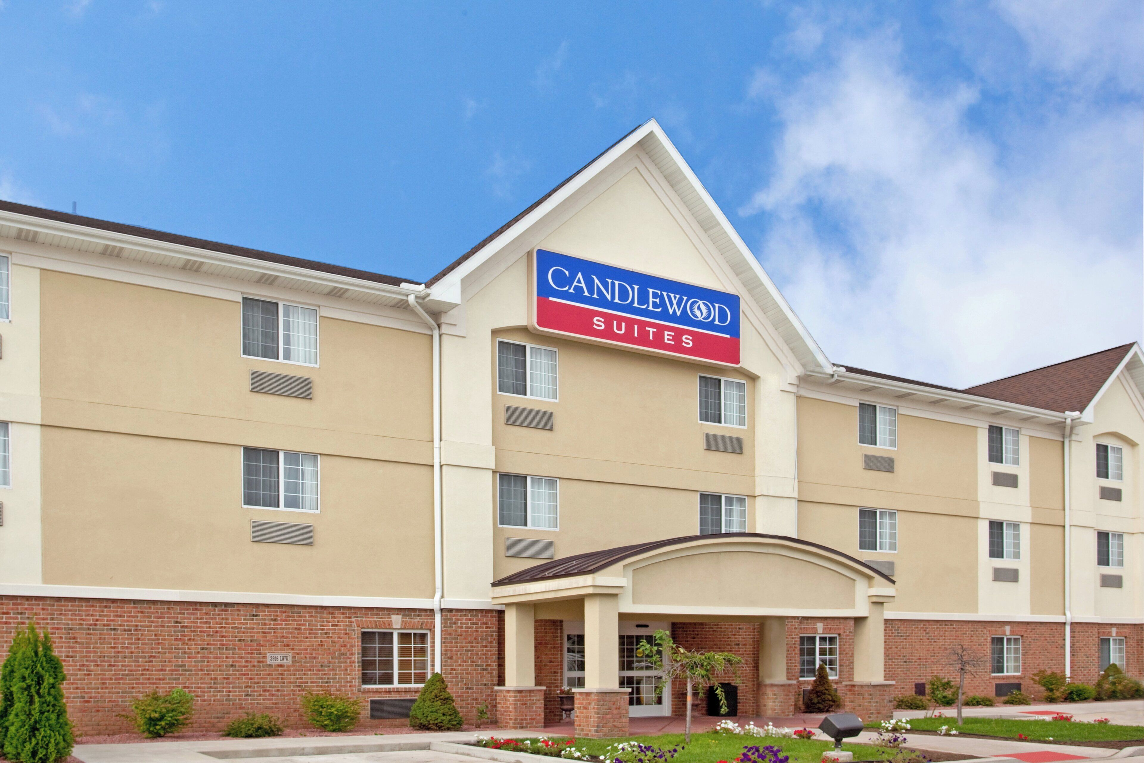 Ein Hotelgebäude mit einem Schild, auf dem 'Candlewood Suites' steht.