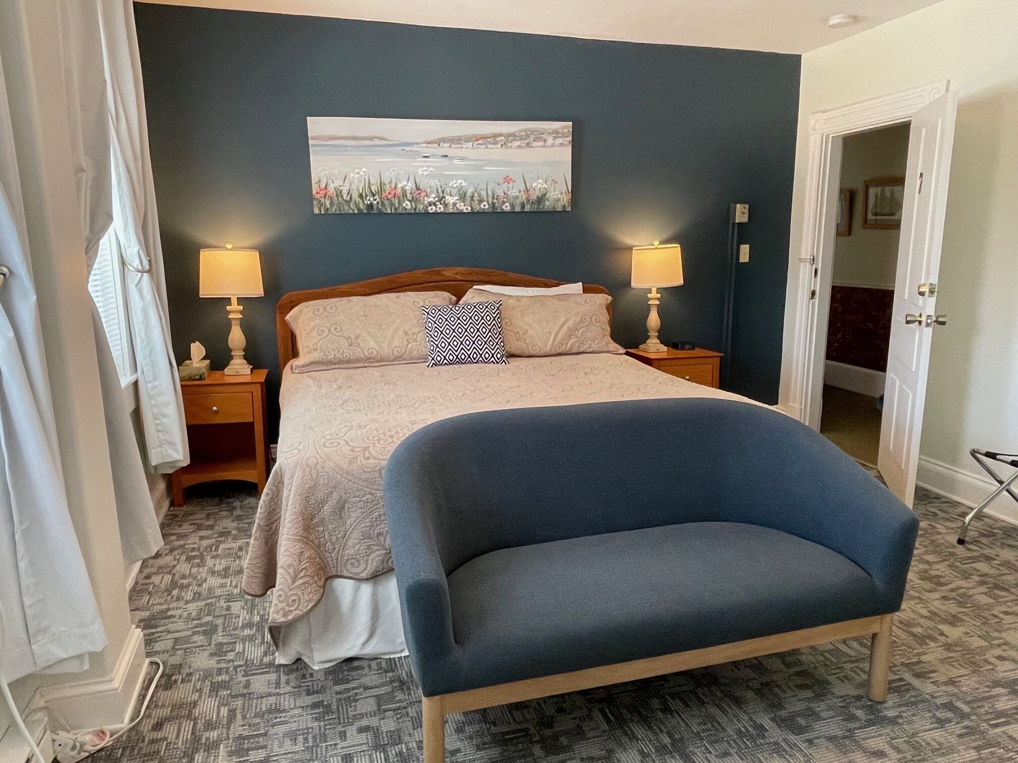 Classic Double Room, Ensuite, Bay View (King Room) | Peti besi dalam bilik, dihias secara berasingan 