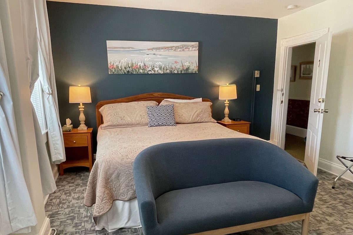 Classic Double Room, Ensuite, Bay View (King Room) | Peti besi dalam bilik, dihias secara berasingan