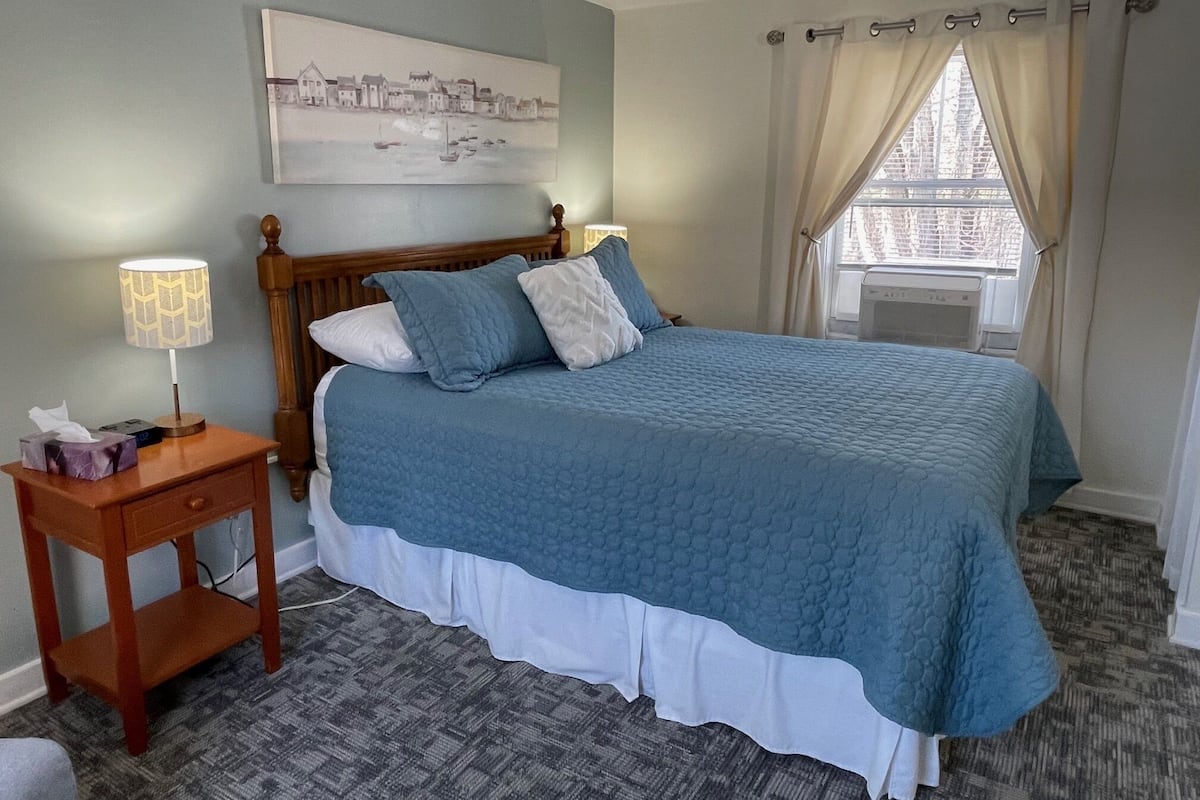 Classic Triple Room, Ensuite, Garden View (Gardenview Triple suite) | Peti besi dalam bilik, dihias secara berasingan