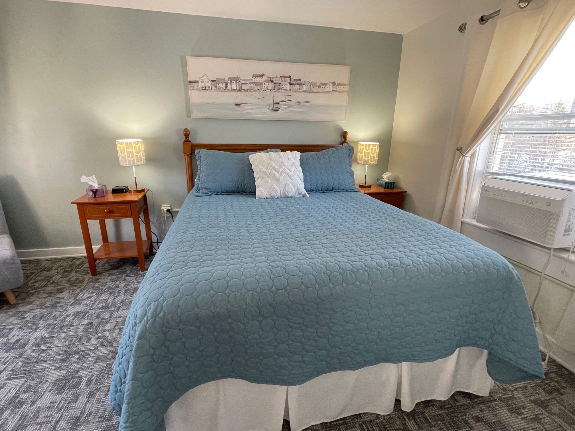 خزنة داخل الغرفة وبديكورات فريدة لكل غرفة وطراز فريد لكل وحدة