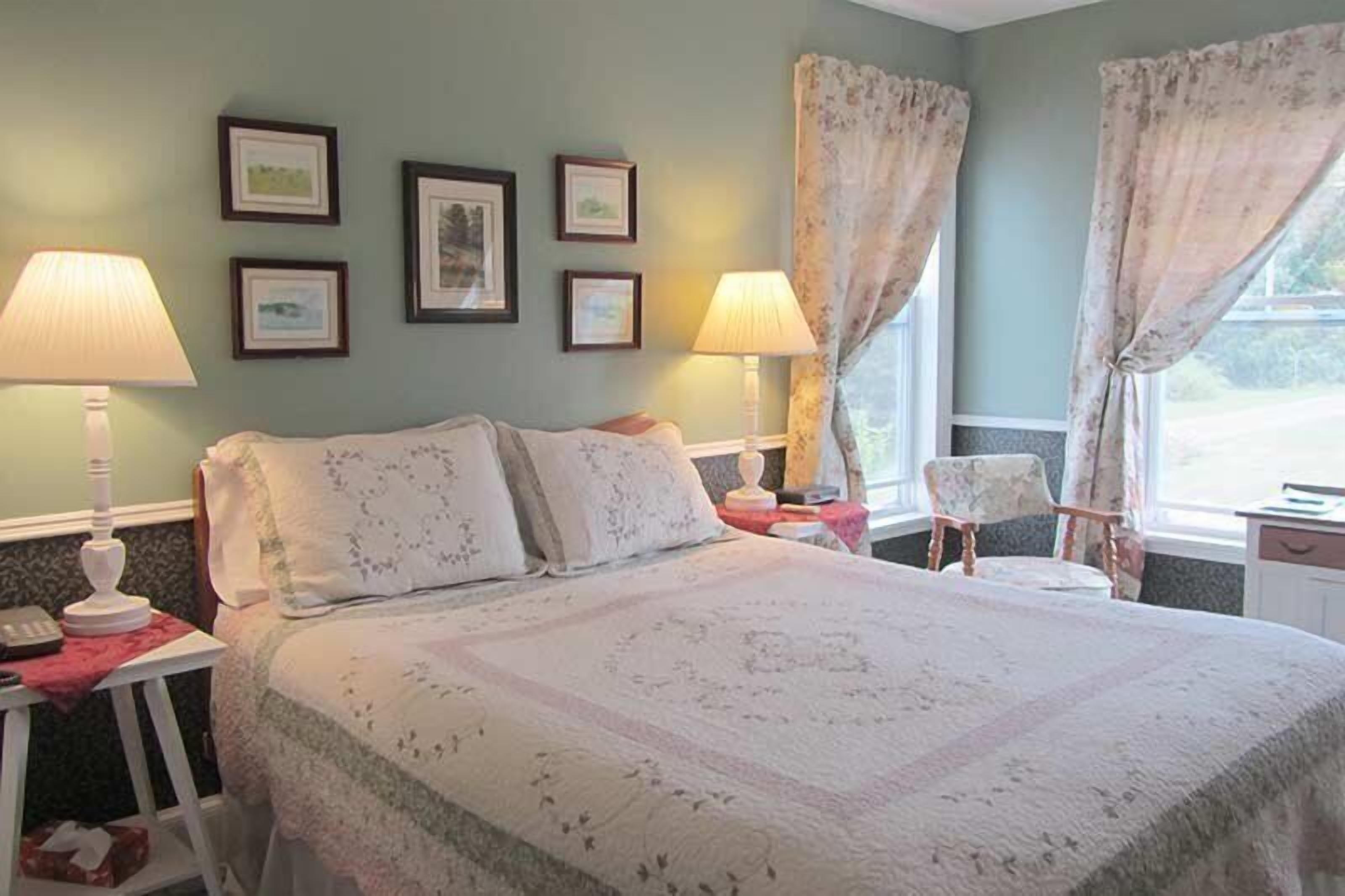 Classic Double Room, Ensuite, Bay View (Queen Room) | Peti besi dalam bilik, dihias secara berasingan 