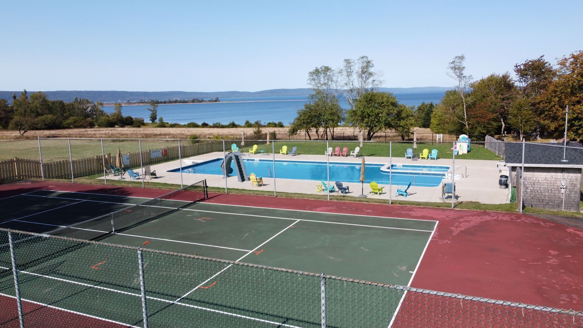 Una piscina al aire libre, tumbonas
