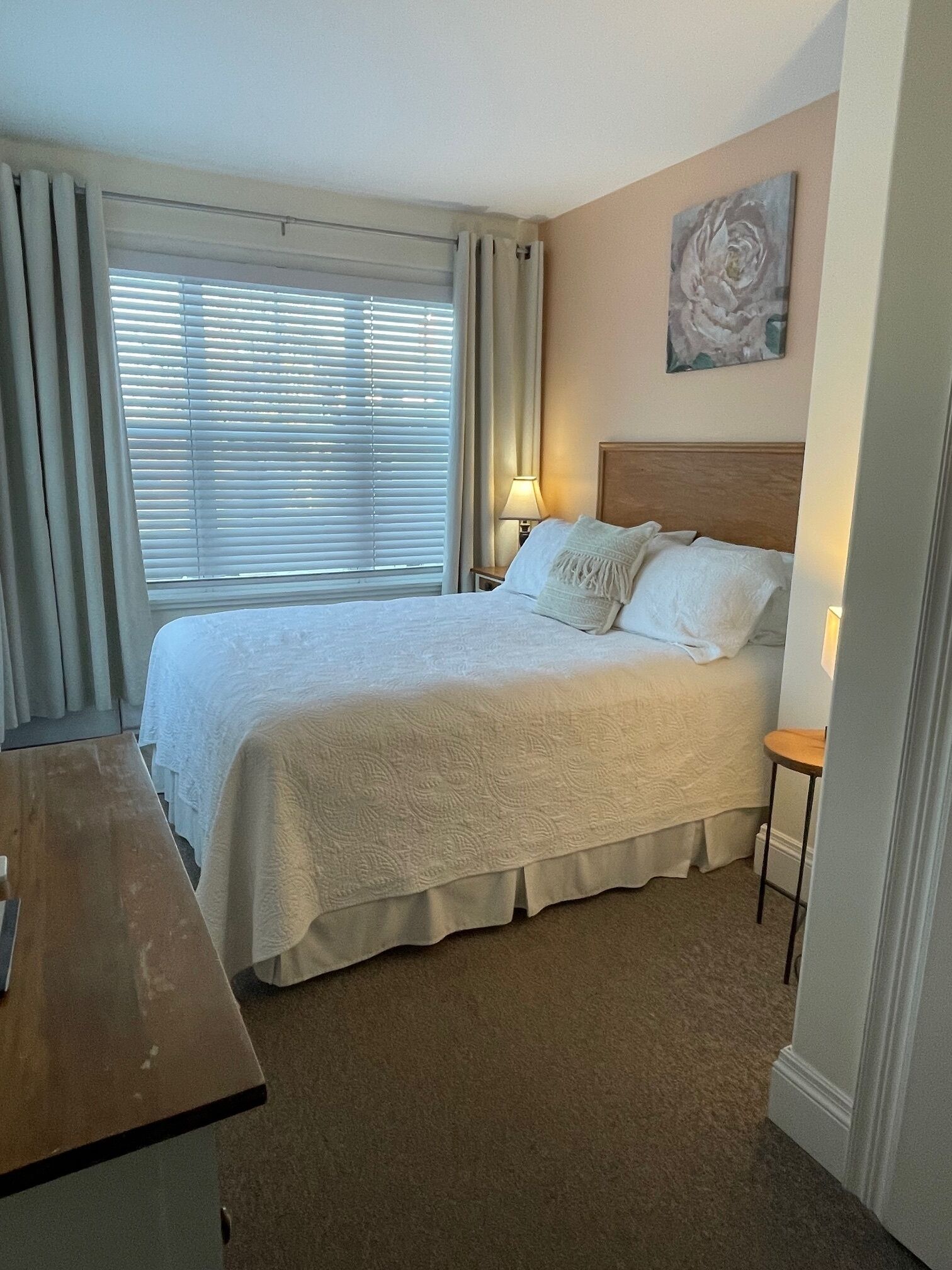 خزنة داخل الغرفة وبديكورات فريدة لكل غرفة وطراز فريد لكل وحدة