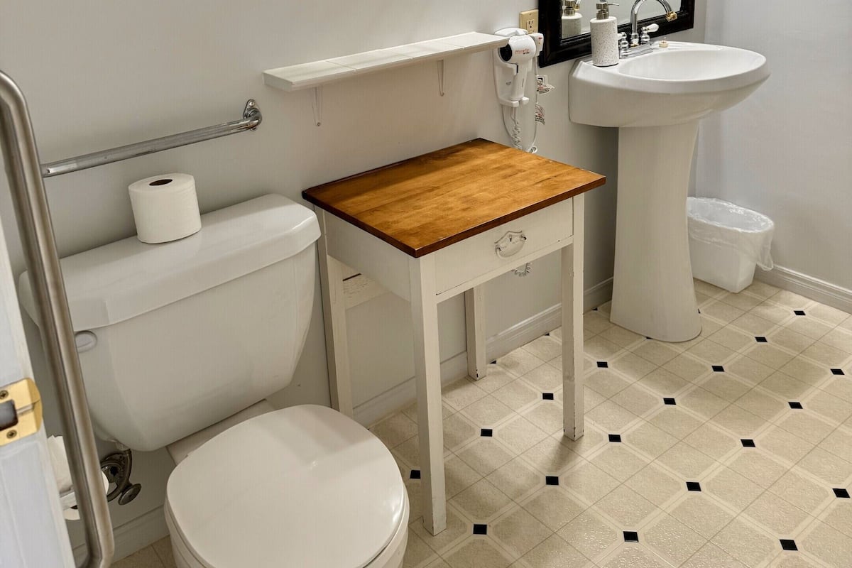 Classic Double Room, Ensuite, Bay View (Queen Room) | Bathroom | Combined shower/tub, free toiletries, hair dryer, towels