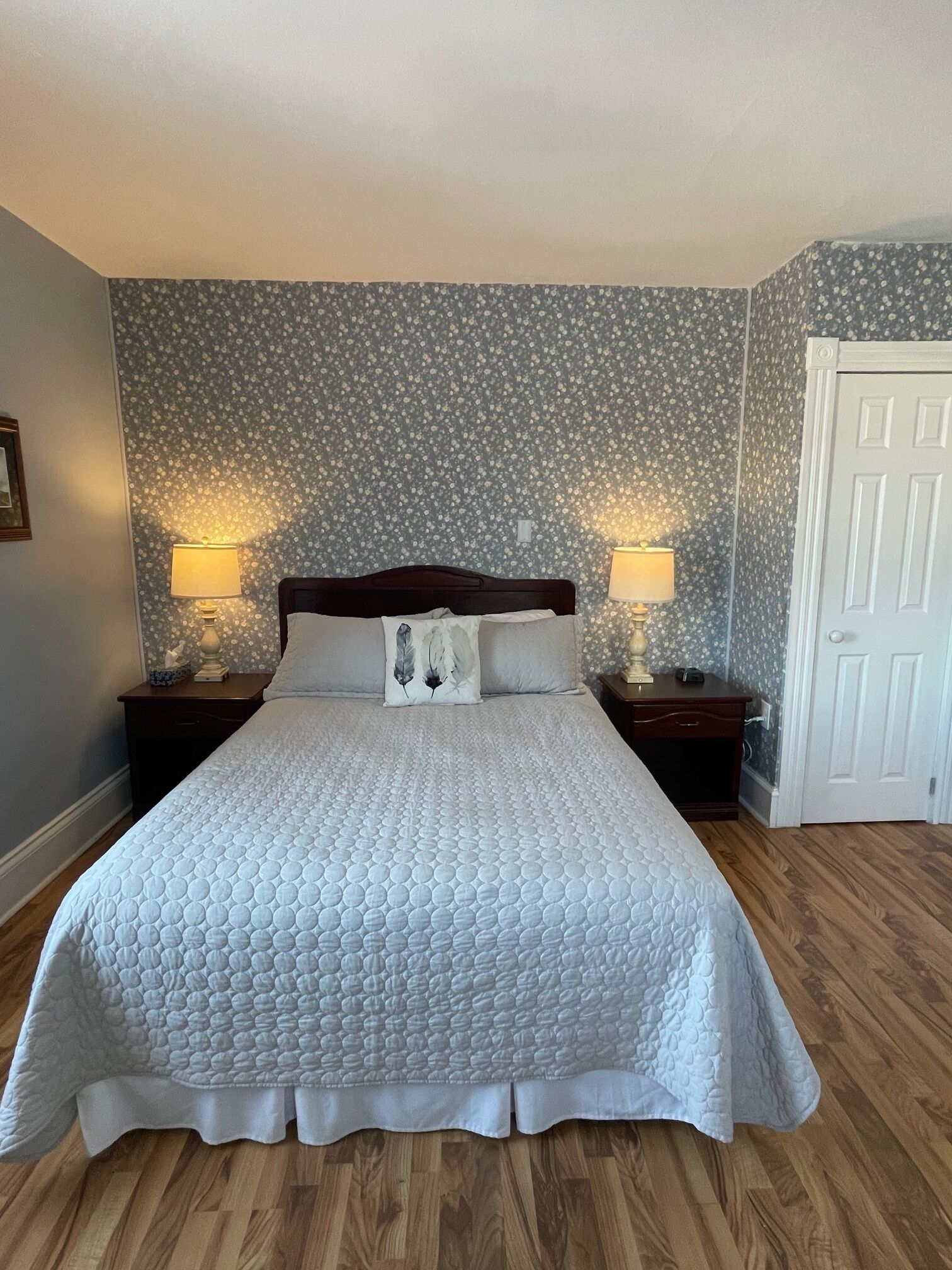 Family Double Room, Ensuite, Bay View (2 Room Suite) | Peti besi dalam bilik, dihias secara berasingan 