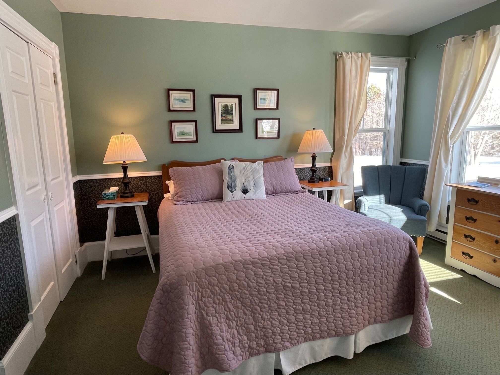 خزنة داخل الغرفة وبديكورات فريدة لكل غرفة وطراز فريد لكل وحدة