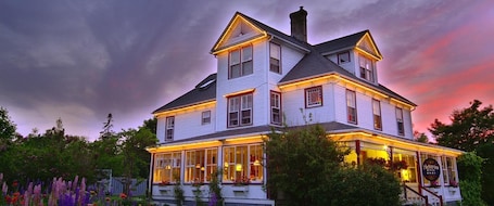 Exterior. The Harbourview Inn