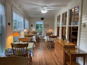 Restaurant - The Harbourview Inn (Smiths Cove)